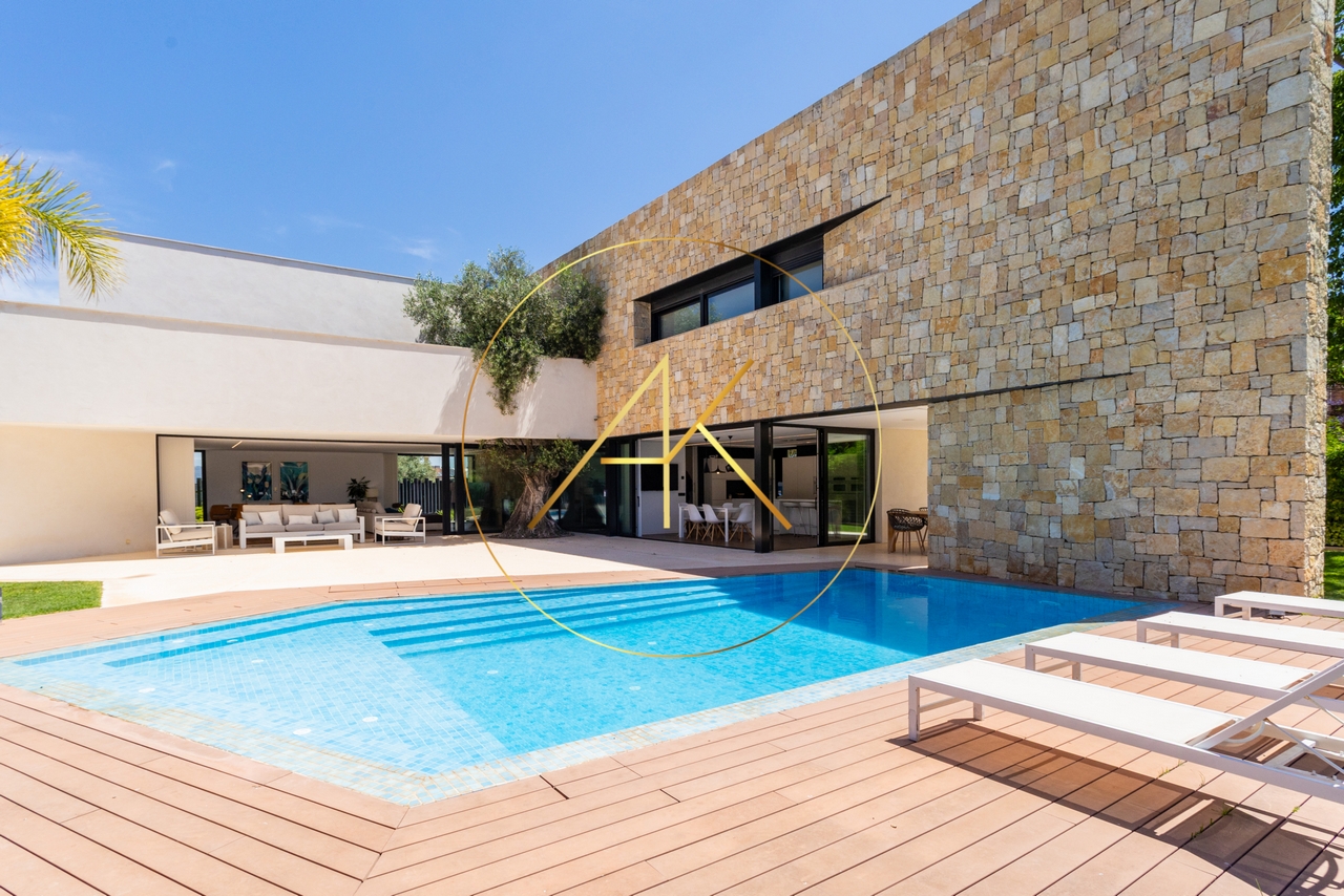 Villa de diseño en Torre en Conill – Andreu Kovtun